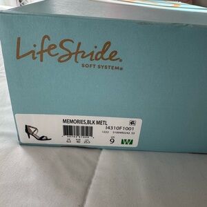 LifeStride Black Metallic Sandals